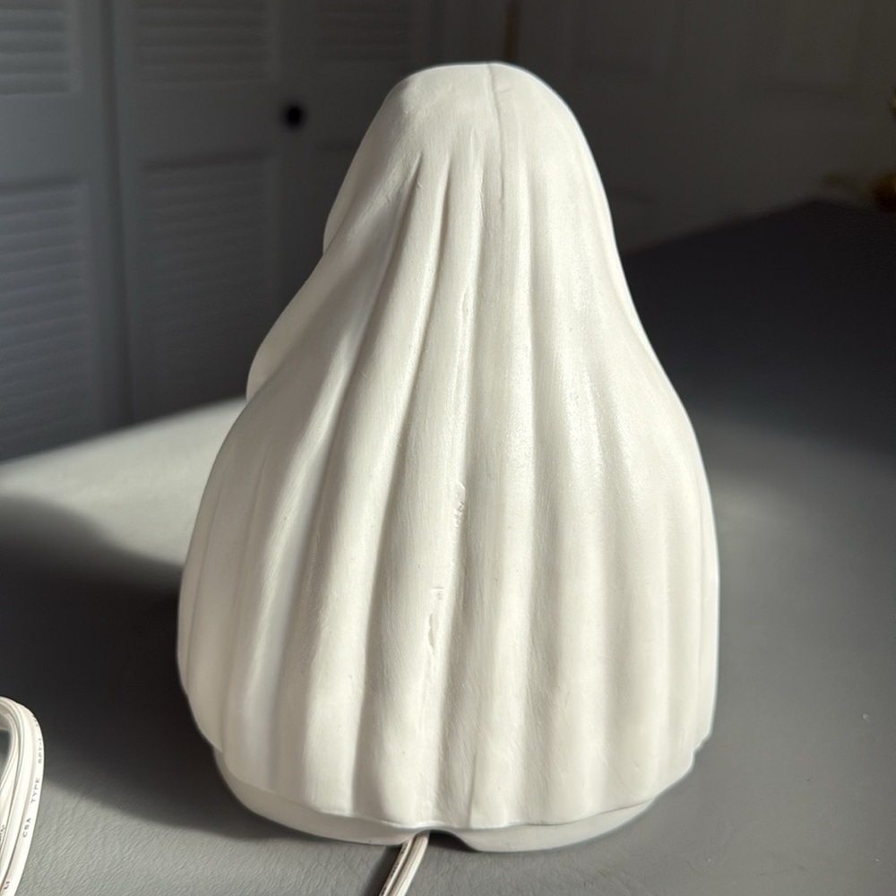 Vintage Mary / Madonna Elegant Figurine - Lighted Night Light / Lamp - Picture 4 of 17